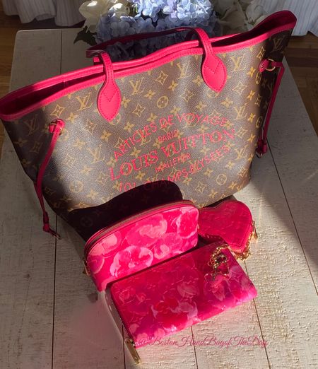 Happy Pink Wednesday! Day 10 of Bag Switch and using my LV Ikat Neverfull MM in Indien Rose with the matching Vernis Cosmetic Pouch, Zippy wallet and a heart coin purse. 

#LTKitbag #LTKstyletip