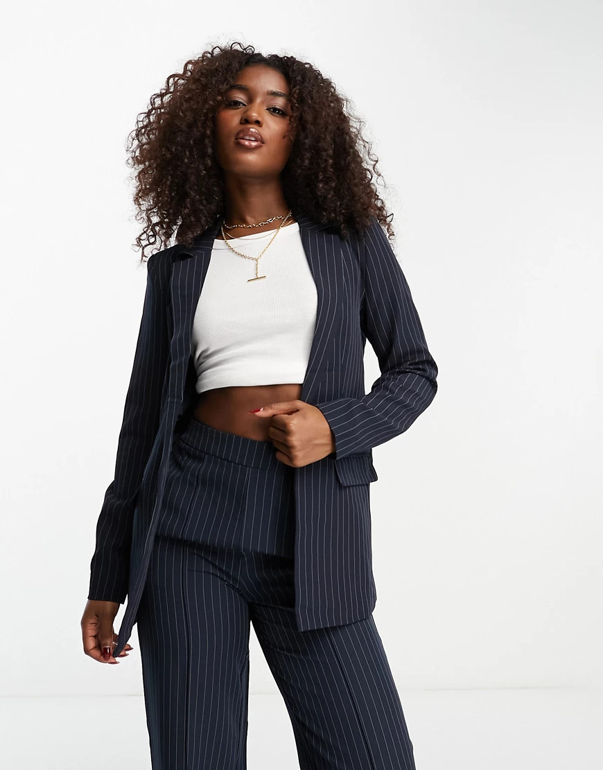 Pieces - Blazer d'ensemble ajusté à fines rayures - Bleu marine | ASOS (Global)