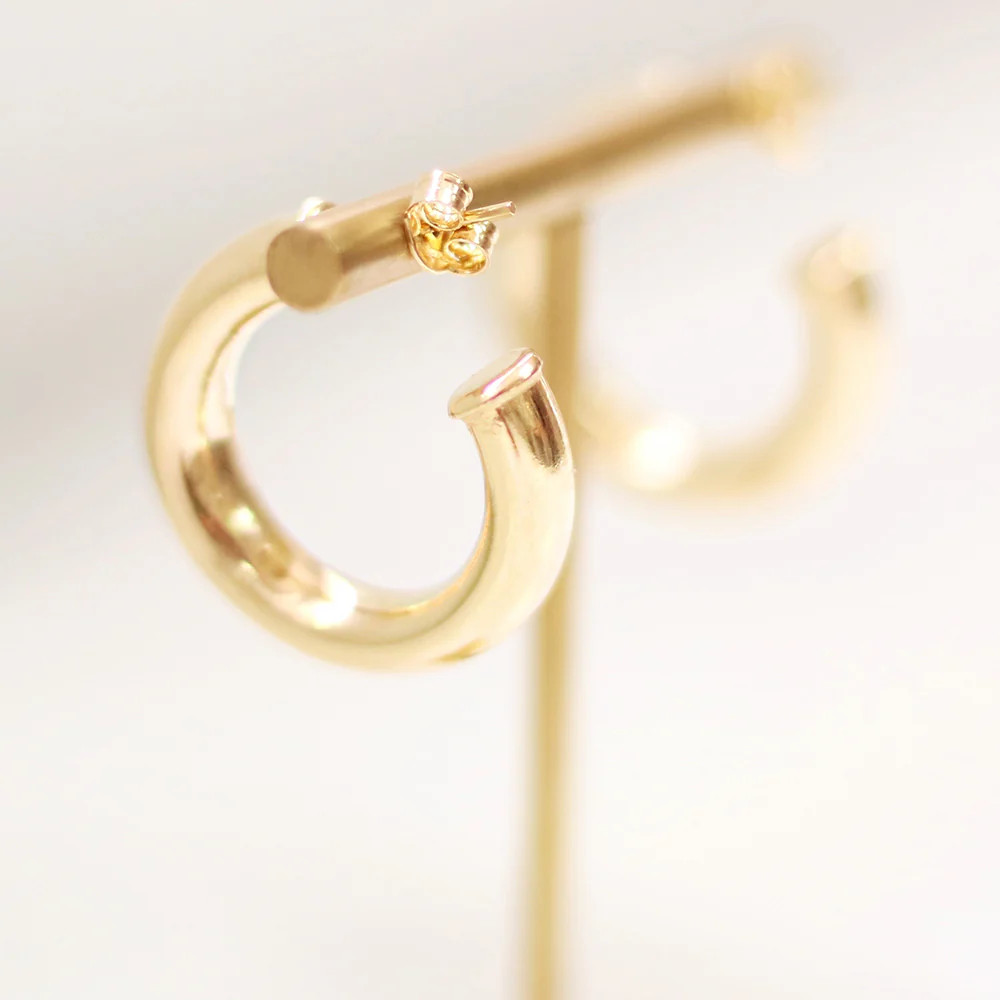 Ahead of the Curve Hoop Earrings (small) | Taudrey