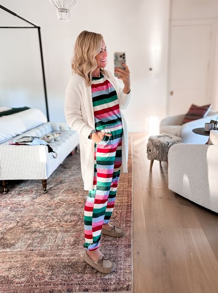 Walmart jammies for the win!! So many cute & cozy styles for the season. This cardigan is the real start tho…straight-up Barefoot Dreams dupe for under $20!!! 🎉🤯

@walmartfashion #walmartpartner #walmartfashion 