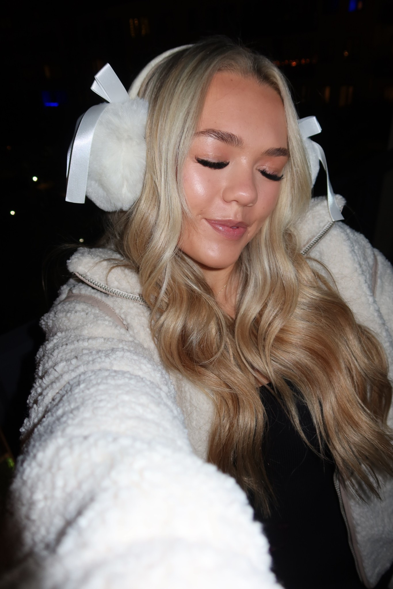 Everyone loves a simple black dress moment 💗😚
I’m showing 2 ways to style this black SKIMS dress depending on the weather:
🤍 Florida warm-weather outfit with sandals + purse
❄️ Cold-weather or winter vacation outfit with a jacket + earmuffs
This dress is flattering, comfortable, and easy to wear all year — shop both looks 💗

#LTKootd #LTKGiftGuide #LTKHoliday