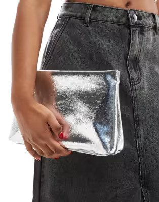 ASOS DESIGN – Clutch in Metallic-Silber mit Reißverschluss | ASOS | ASOS (Global)