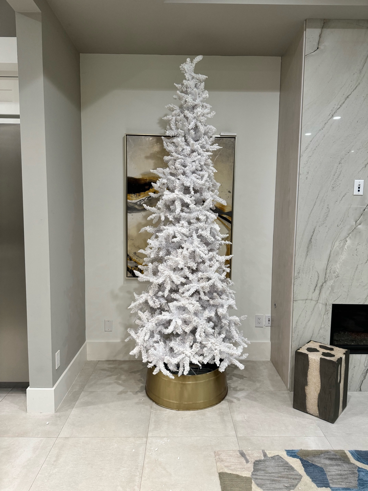 9 foot tall white flocked Christmas tree. Beautiful quality excellent value lots of branches. Highly recommend!