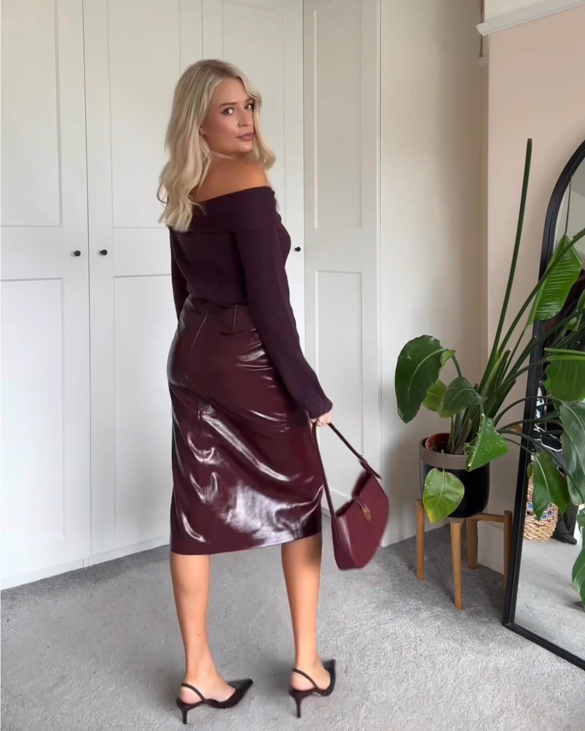 Burgundy leather skirt outfit ❤️