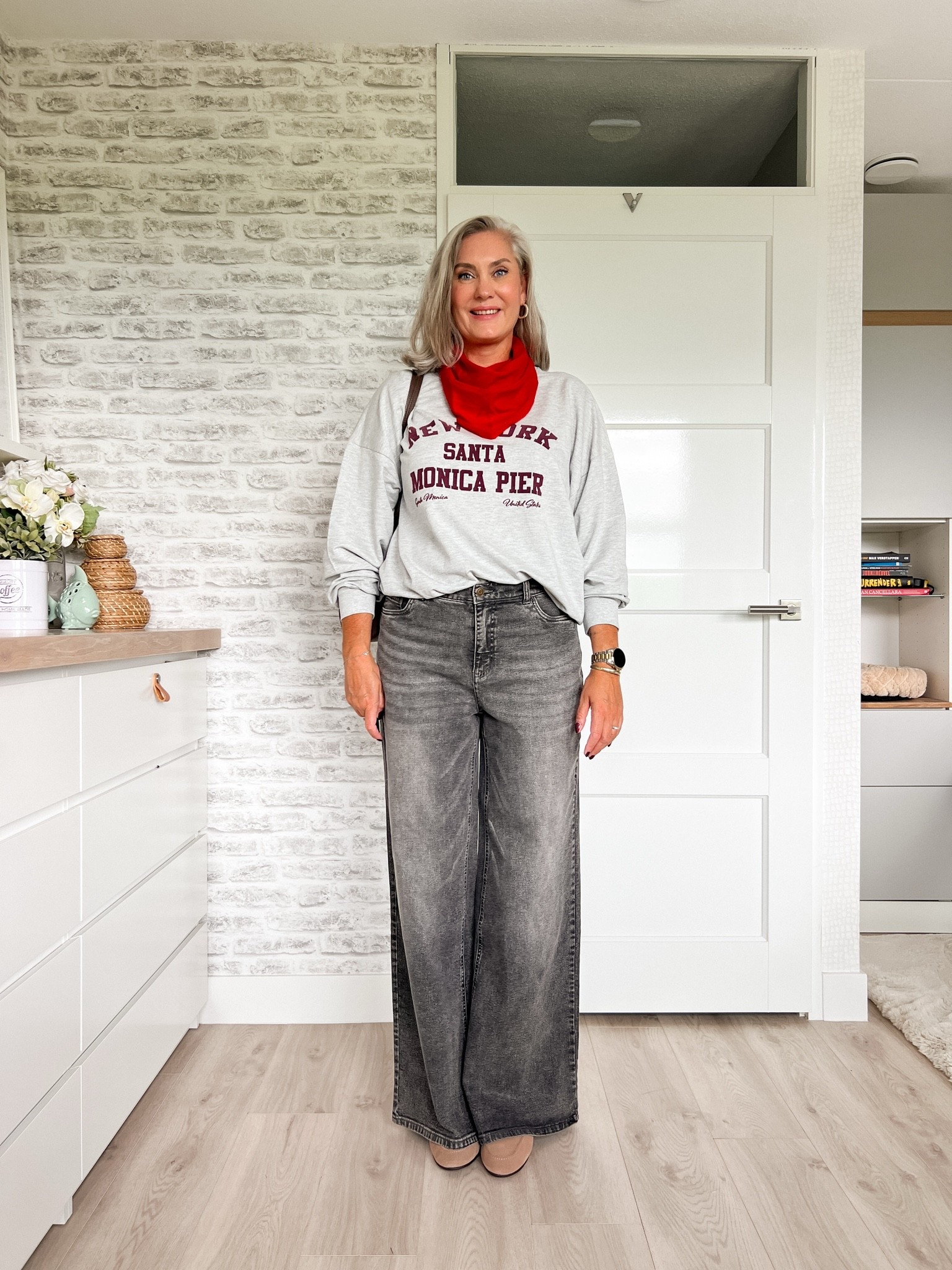 Casual City
Een oversized grijze sweater (40/42), een rode sjaaltje, een super fijne wide leg jeans (neem een maatje kleiner), bruine tas en beige suède loafers.

#LTKnederlands #LTKeurope #LTKautumn