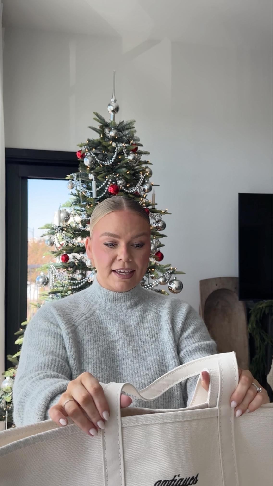 Absolutely SMITTEN over my new thrift bag! Mine is in color Natural with long handles and dark brown thread! 