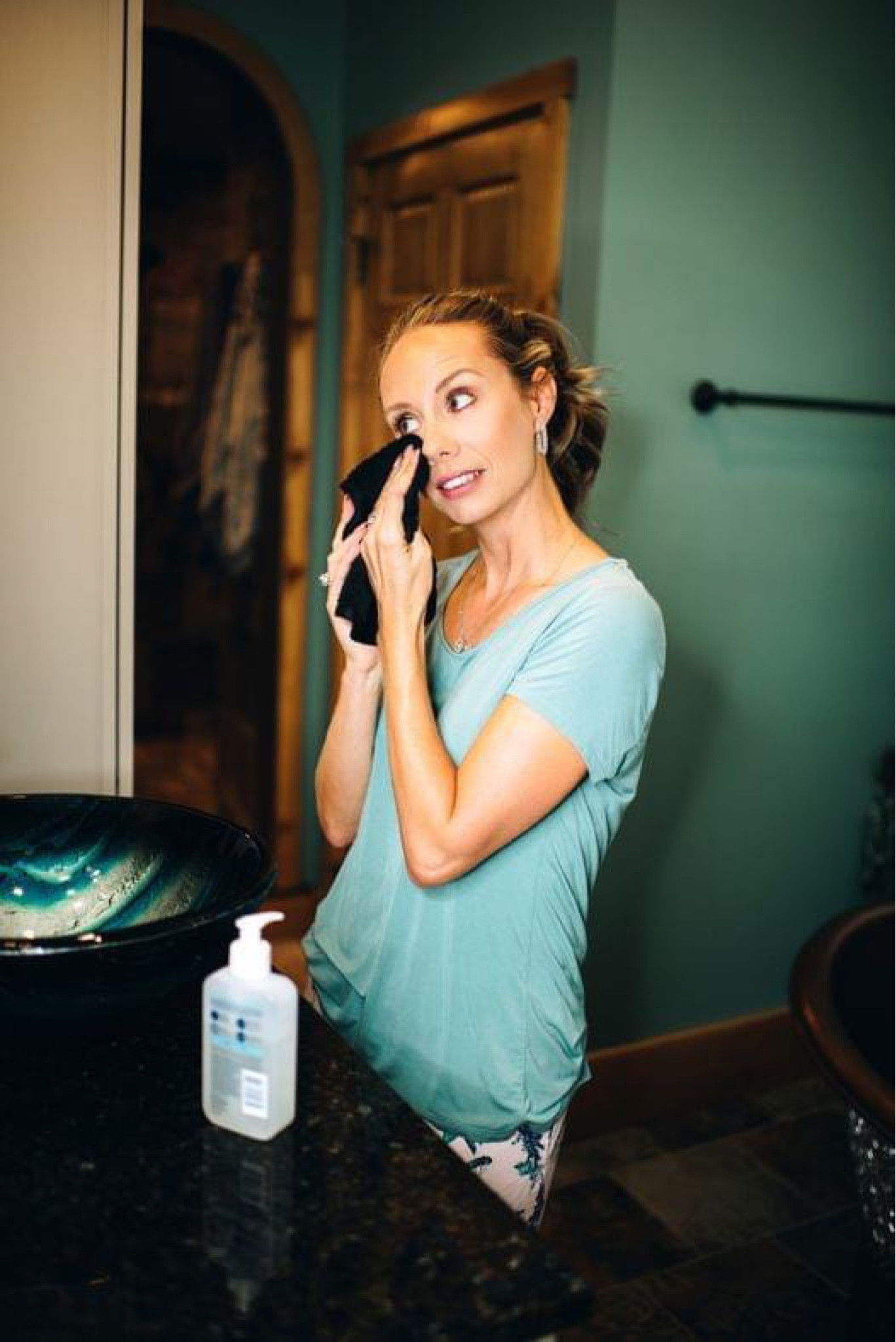 Removing makeup has never been easier.. check out the perfect way to take you makeup off with just water and a wipe!!! 
Fashionablylatemom 
Makeup eraser 
Amazon find 
Makeup remover 
Beauty find 


#LTKbeauty