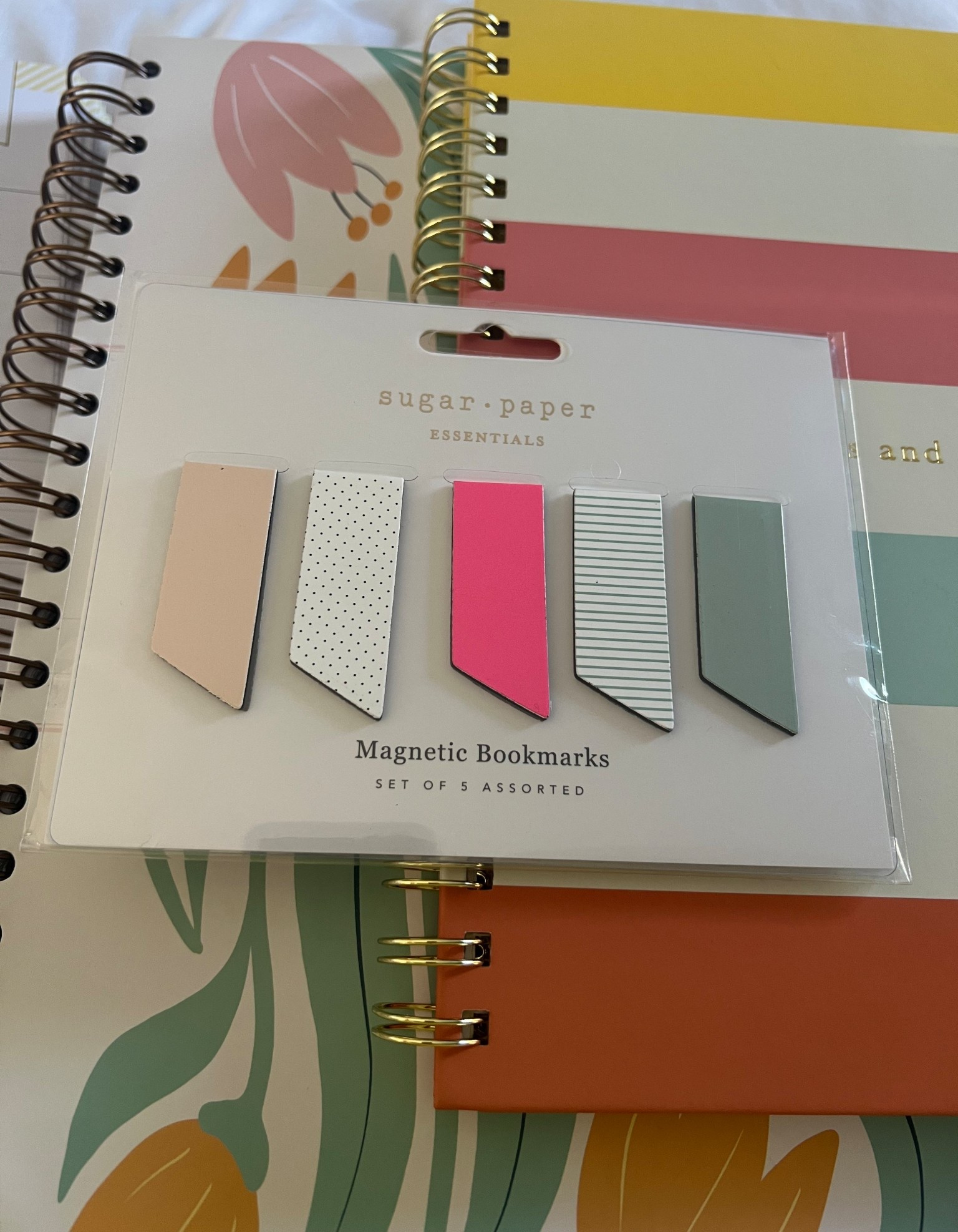I found the cutest magnetic bookmarks 

#office #bookmarks #organization