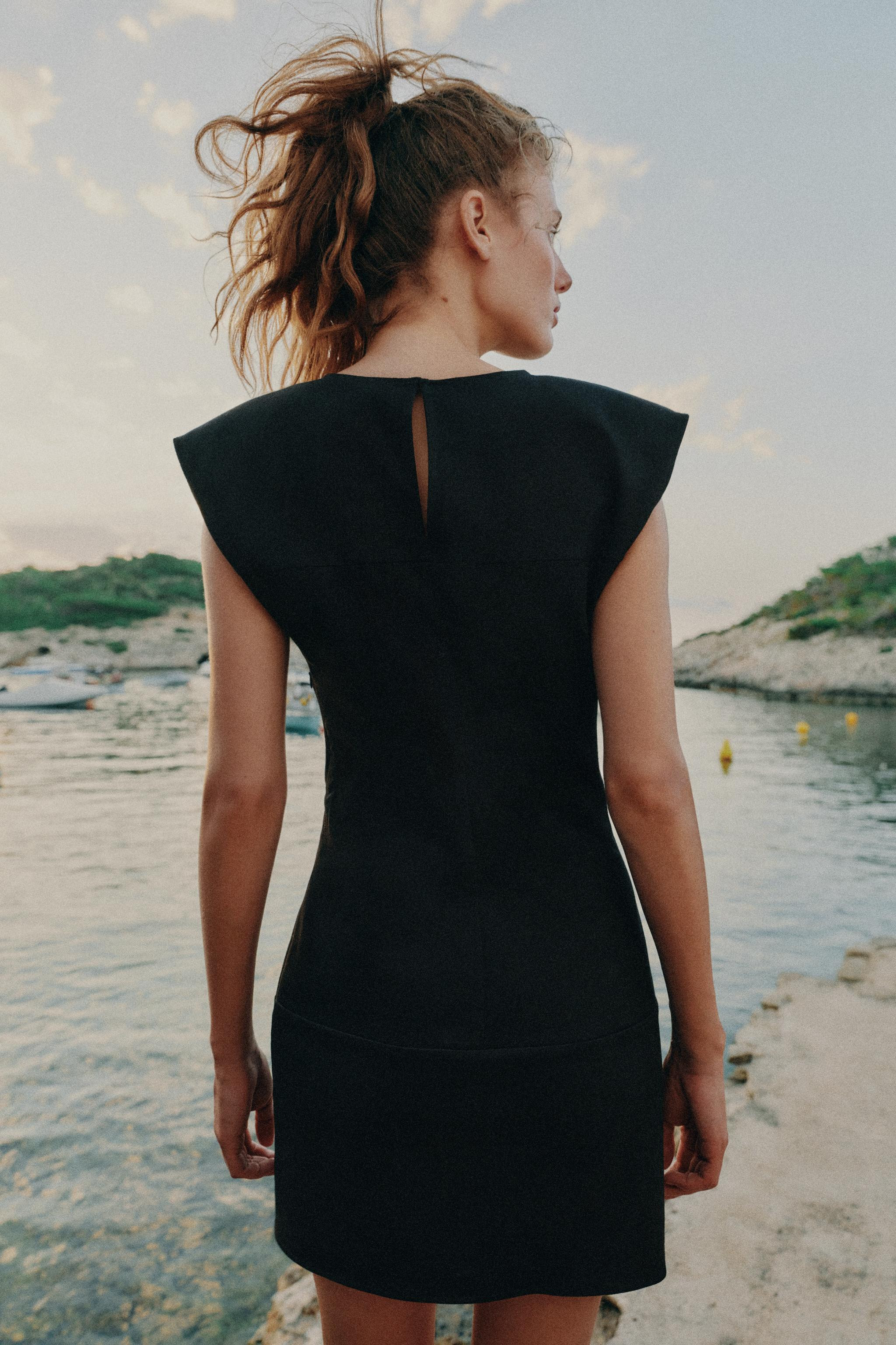Round neck, sleeveless dress with shoulder pads. Featuring faux front buttons. Side fastening wit... | Zara UK
