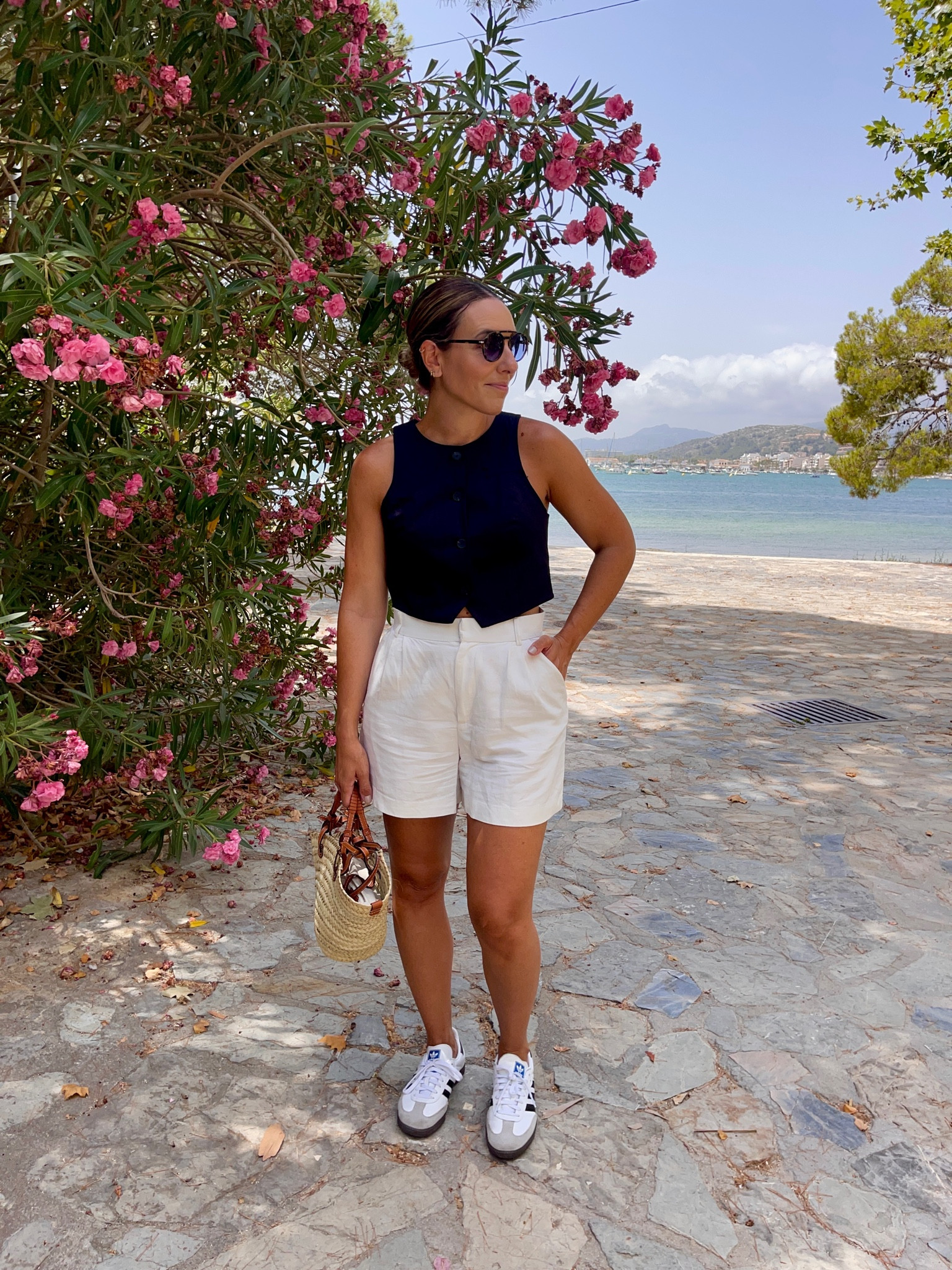 Chaleco cropped negro y bermuda blsnca. Un b&w look super versatil y atemporal  

#LTKeurope