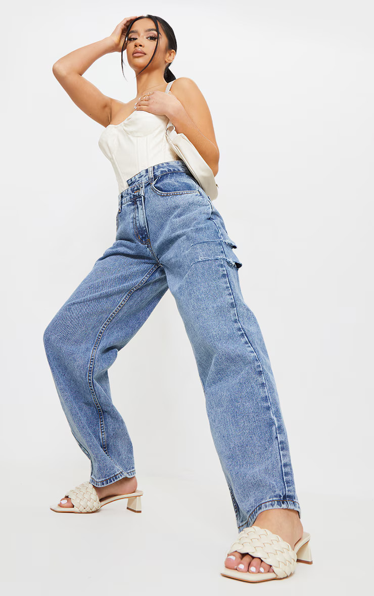 Petite - Jean baggy style boyfriend délavé vintage à taille basse asymétrique et cuisses fend... | PrettyLittleThing (FR)