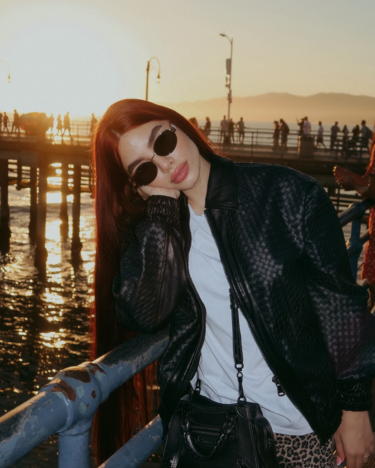 🖤
.
.
.
#cooperhair #sunset #pier #santamonicapier #pacificpark #lioness #celine #balenciga