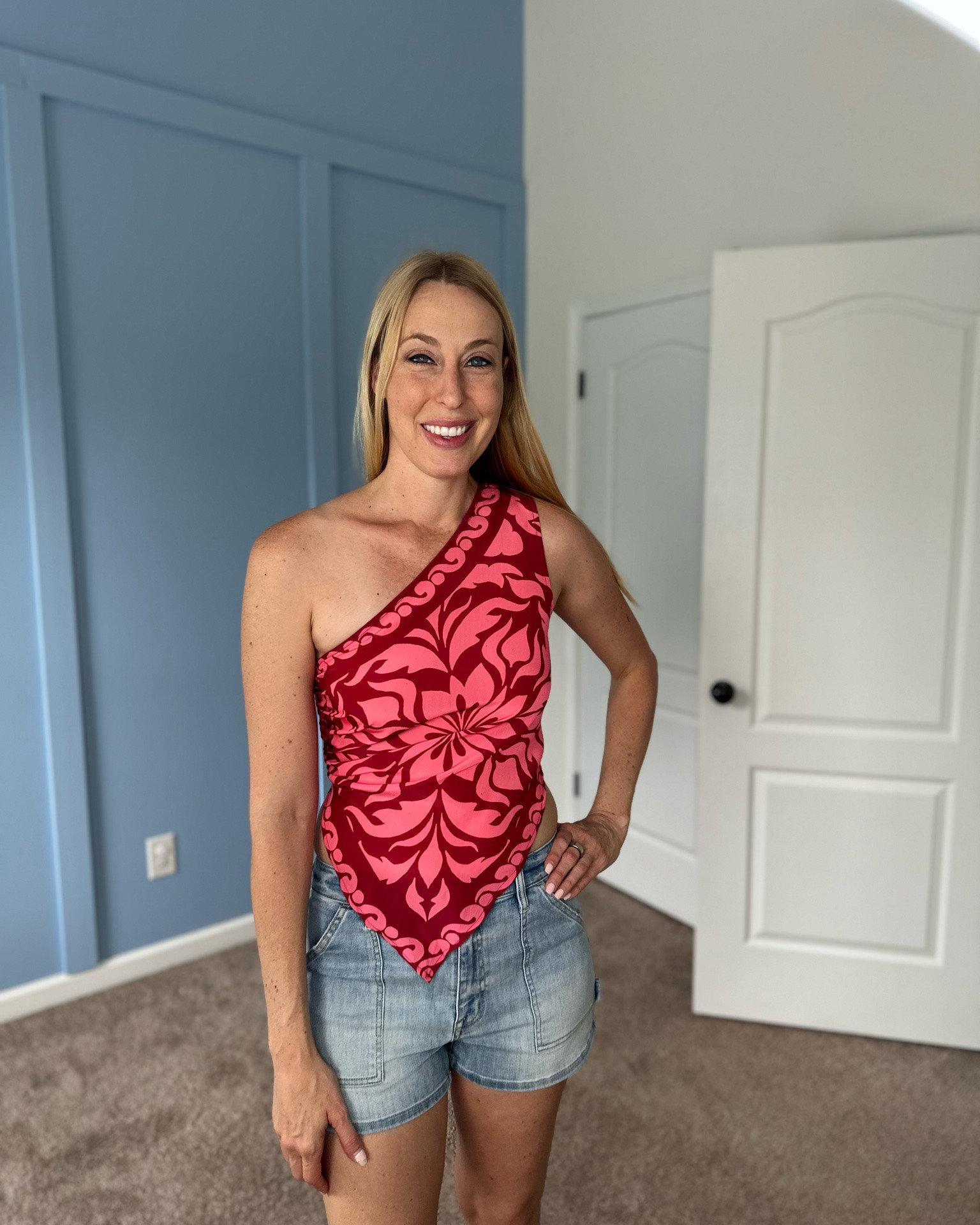 The perfect summer top for spending time outside 
💓 the back has a lot of stretch 
Wearing small, fits tts