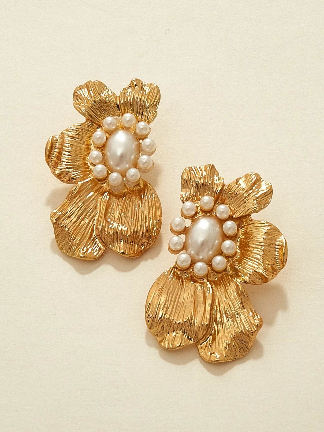 1pair Metal Flower Faux Pearl Decor Earrings | SHEIN