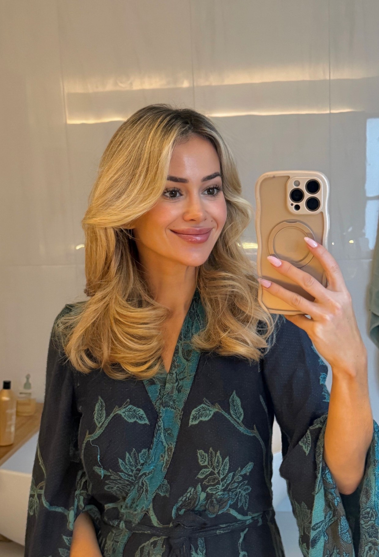 Obsessed with this blowout tool, use in dry hair for a  voluminous  blow out look!! 