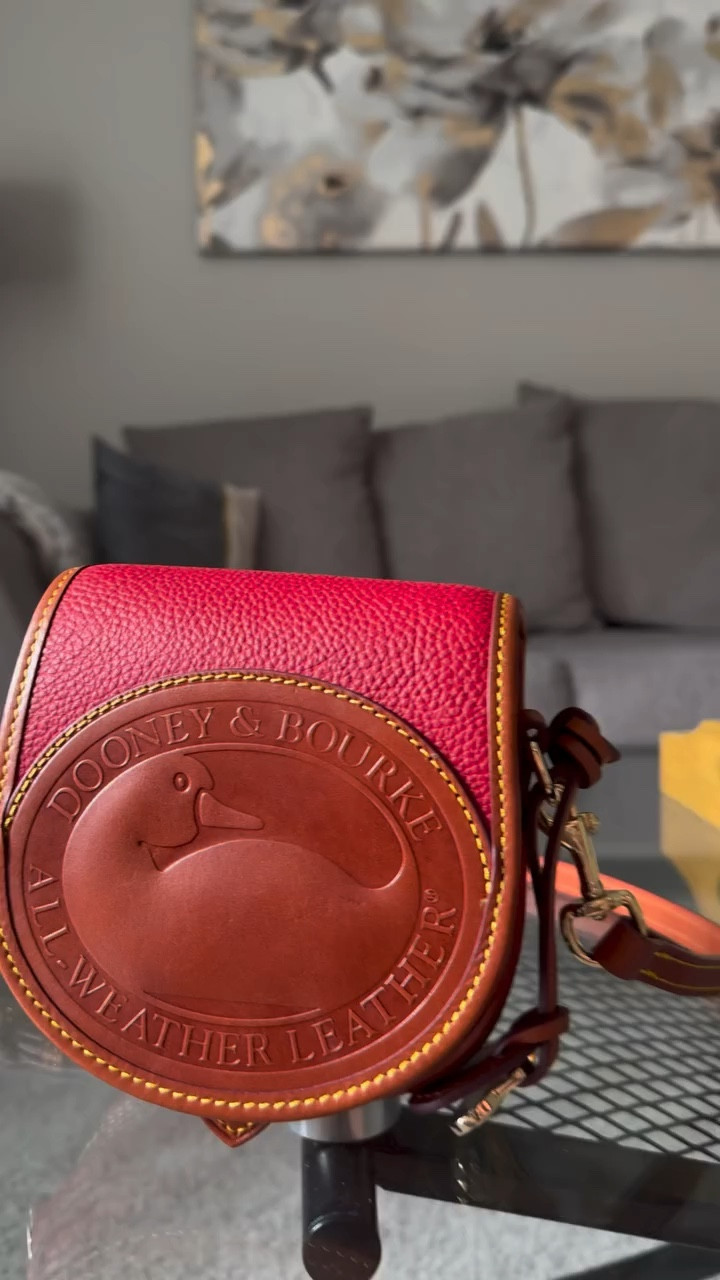 She’s tiny, but she’s got range! The @dooneyandbourke Duck Bag fits everything I actually need. 🐥💄🔑 #QuackPack #SmallBagEnergy #duckbag #minibag