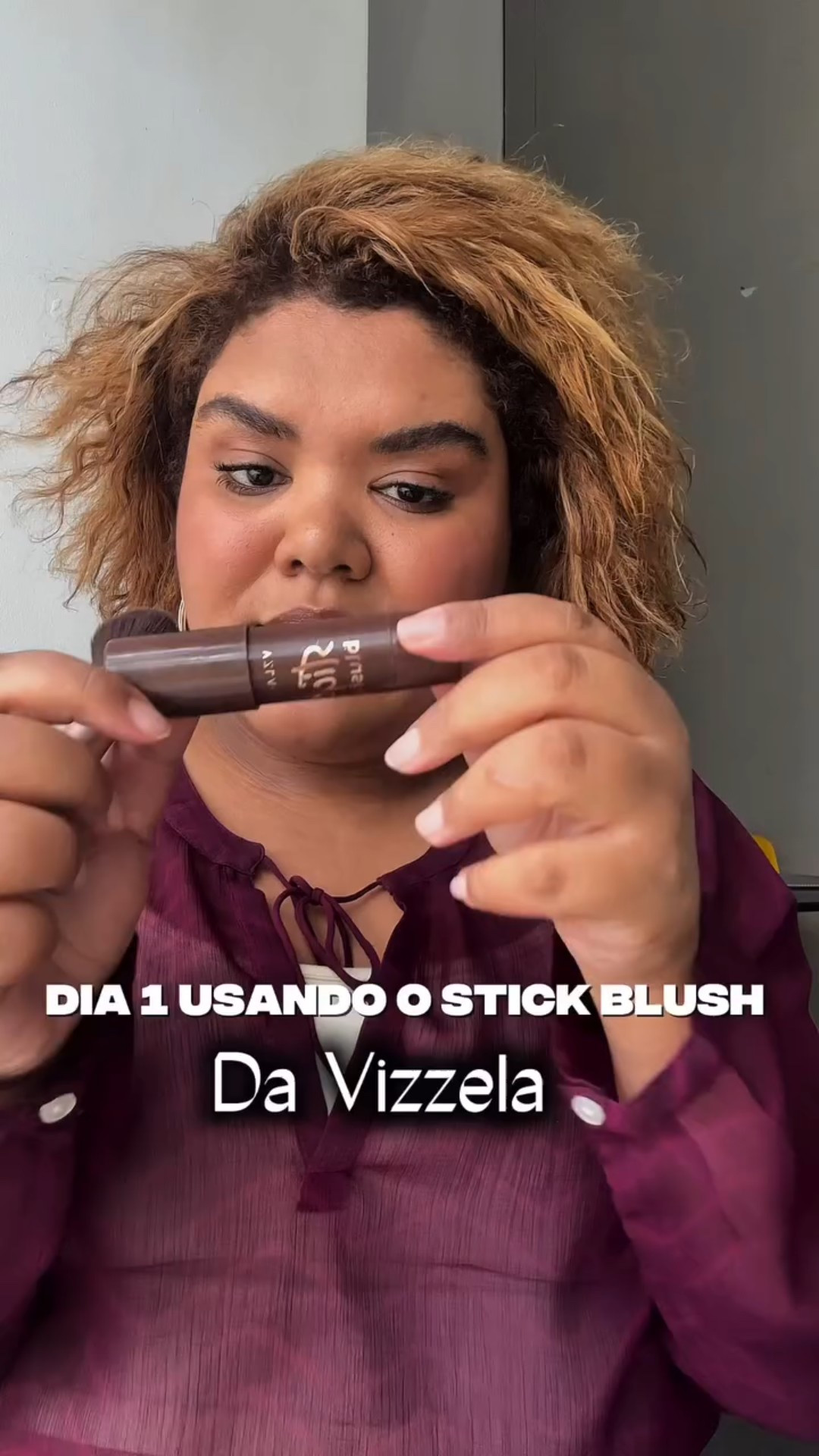 Esse vai ser meu assunto das próximas semanas o quanto o stick blush da @vizzelaoficial é lindoooo e deixa com cara de acordei lindíssima graças a Deus, sabe ?
Logo definitivamente esse é meu produto favorito de 2025 até próxima sexta feira, pois eu amo maquiagem e mudo de favoritos toda hora, é isso, beijos.
#blushstick #blushoncream #makeup #maquiagembasica #maquiagempelenegra