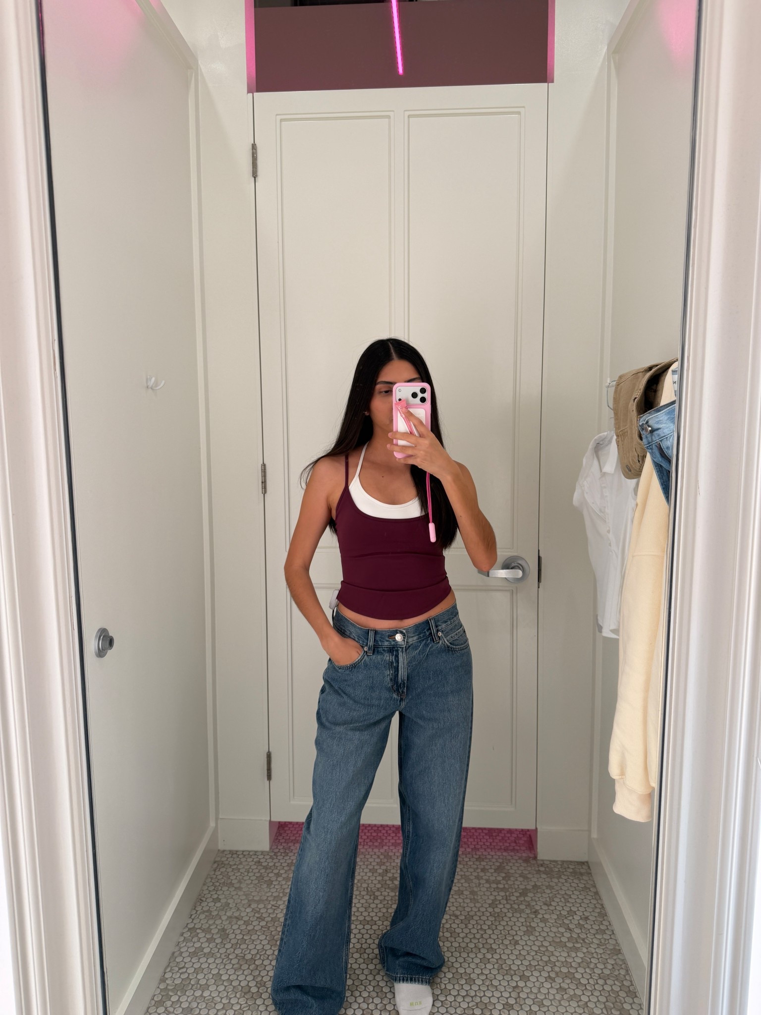 baggy jeans, layered top, summer outfitt