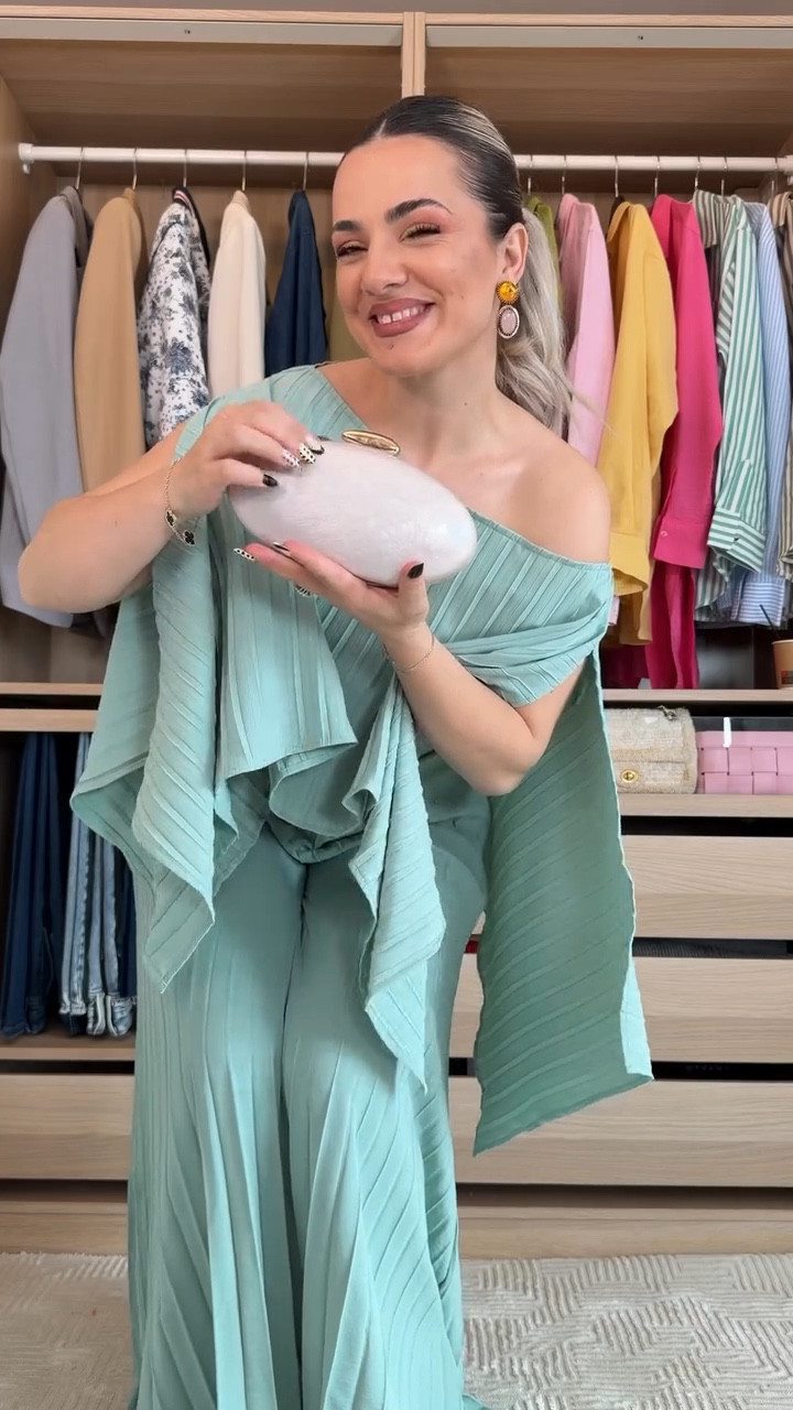 The outfit changed completely the second the pleated top went on 😍😍 



#LTKootd #LTKgrwm #LTKFestival