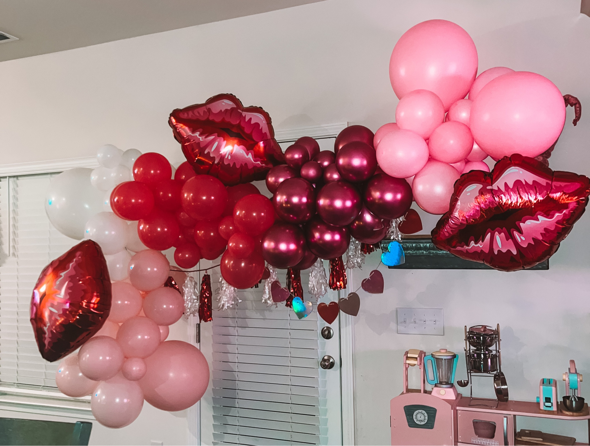 valentine's day diy red lip balloon garland 🎈💋💕
