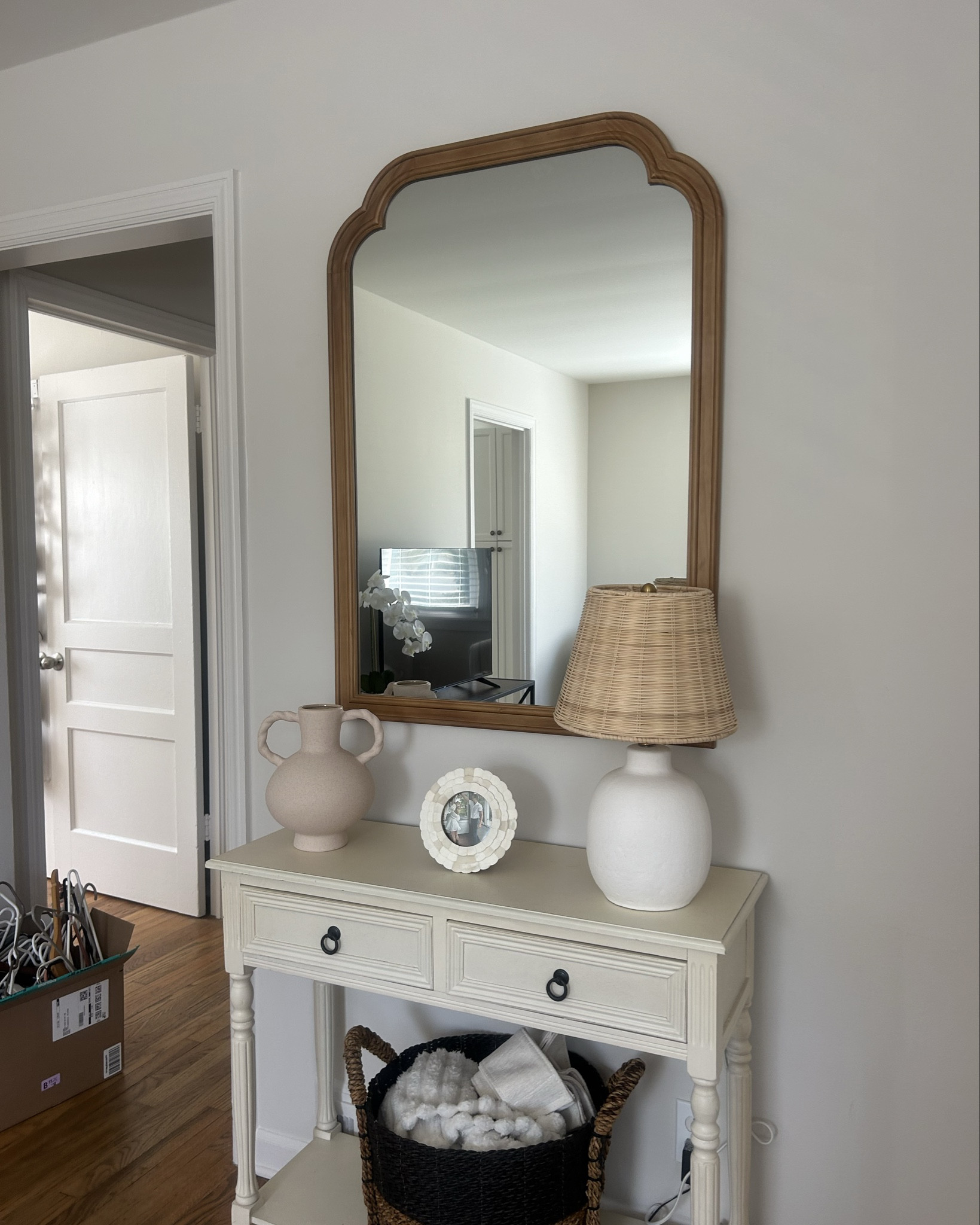 How I decorated my small entryway 🤍🤎

#LTKHome #LTKFindsUnder50 #LTKStyleTip