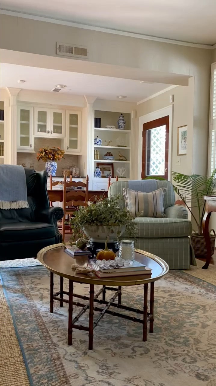 Anyone else feeling the Monday blues? 💭 As we prep for our upcoming move, I'm keeping my fall decor super simple this year. 🍂 Less is more, right? How about you—do you go all out with your fall decorations, or keep it minimal and cozy? (Christmas, on the other hand, will be a whole different story! 🎄😅) Wishing you all a beautiful week ahead! 

#LTKSeasonal #LTKHome #LTKStyleTip