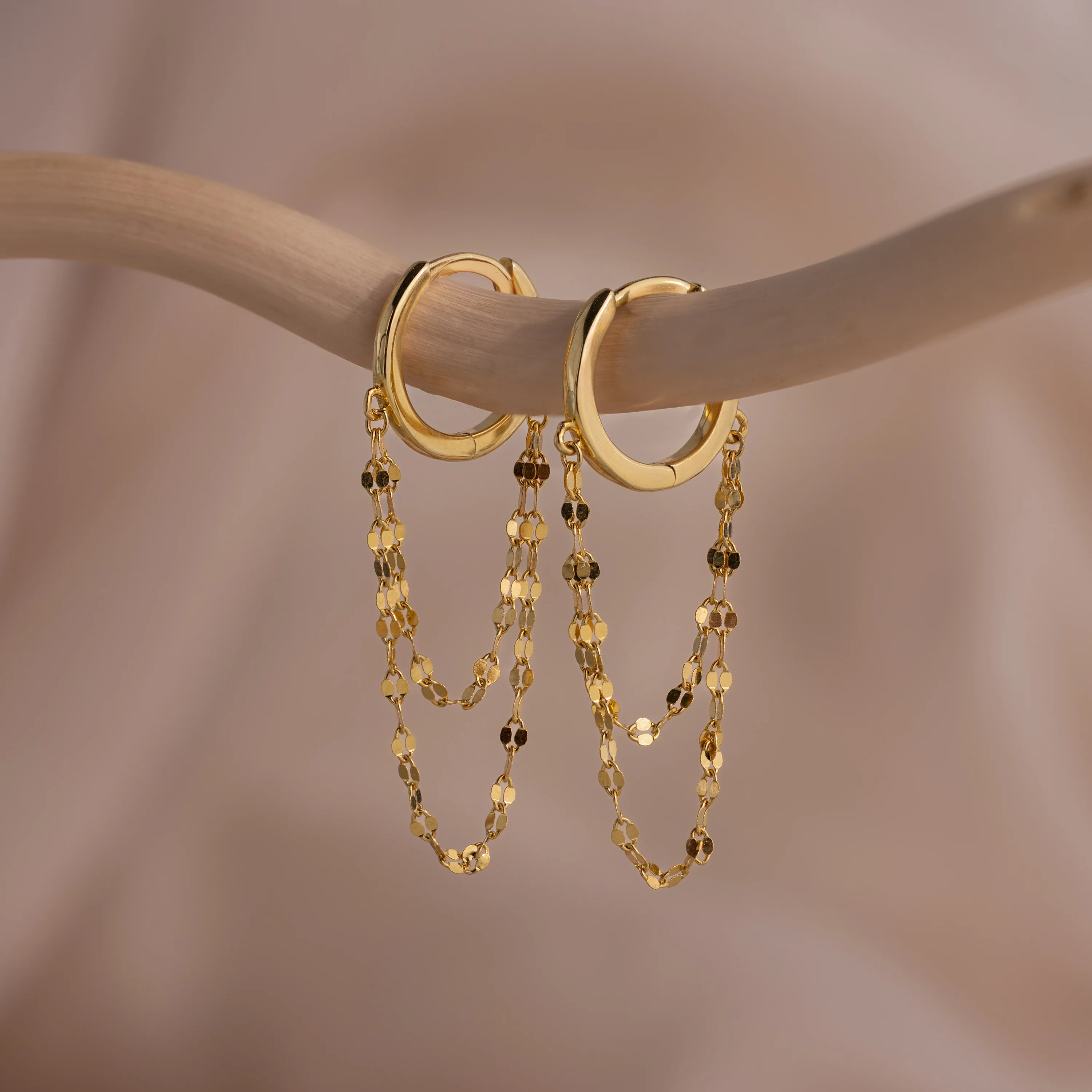 Double Mirror Chain Huggie Hoops in 18K Gold | Caitlyn Minimalist | Caitlyn Minimalist