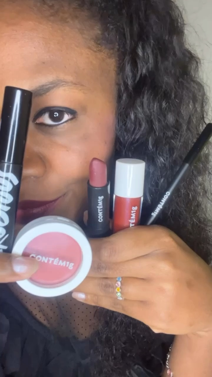 ARRUME-SE COMIGO COM @contem1g.oficial 

Lápis delineador - extramente macio e fácil de fazer o delineado 🤌🏾

Blush cremoso - ele bem pigmentado. A cor que usei é Malagueta. 

Máscara de cílios - senti mais volume nos cílios. 

Batom matte Velvet - tem uma textura bem aveludada. Usei a cor Savana. 💄

Lip balm - ele é bem cremoso um aspecto mousse, usei a cor Atemporal e achei lindo além ter boa fixação! 



#LTKbeauty