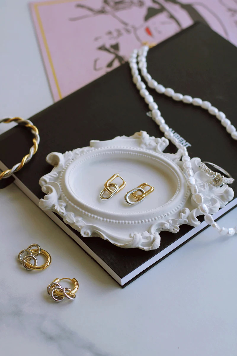 IVY INTERLOCKING MINI HOOPS (WATERPROOF & 18K GOLD & WHITE GOLD PLATED | raëliv