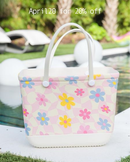 20 % off w/code April20 ! Pink Lily Bogg bag dupe under $55 ! Great Mother’s Day gift.

#pinklily #tote #bag #bogg #boggbag #polacek #torigerbig

#LTKitbag #LTKsalealert #LTKstyletip