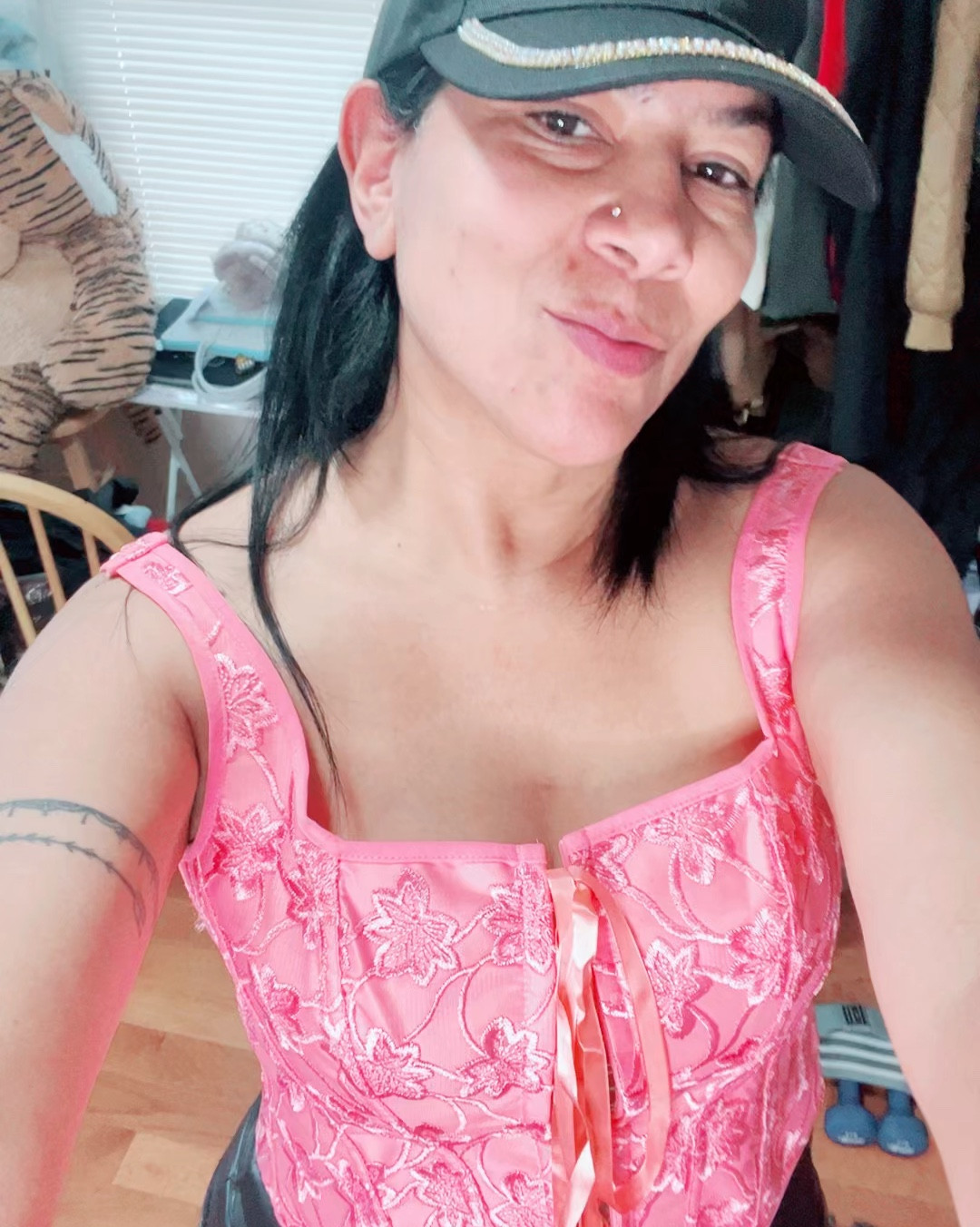 Corset rosado con apliques elegantes broches delanteros y cinta ajustable en la espalda acompañado con minifalda negra cuero con taches!  cambia tu estilo !