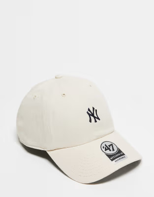 Gorra de béisbol beis con logo pequeño de los NY Yankees Clean Up de 47 Brand | ASOS | ASOS (Global)