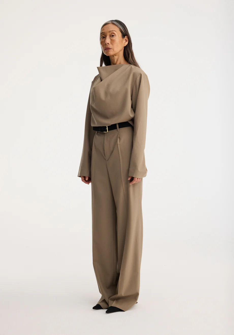 relaxed single pleated trousers | khaki | Rohe