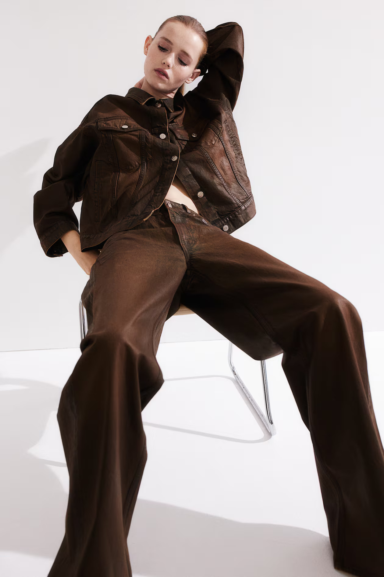 Pantalon en twill enduit - Taille régulière - Longue - Marron foncé - FEMME | H&M FR | H&M (FR, IT, ES, PT, BE)