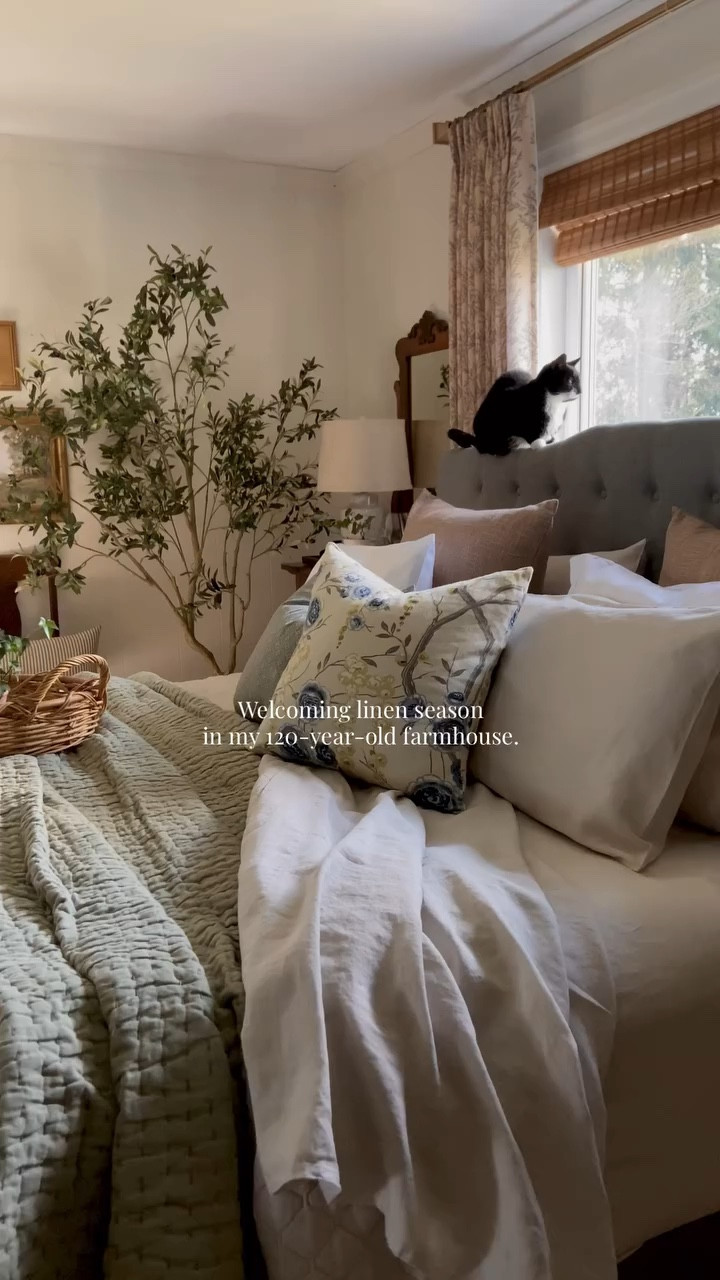 Entering into the new season with gentle color and the softest linen bedding from @onequince. There’s something so comforting about switching to fresh, breathable bedding in natural textures and a lightened-up color palette as the weather gradually warms up at this time of year. #QuincePartner

Quilt: European Linen Quilt in “Willowleaf”
Sheets: European Linen in “Sand”

New customers can receive 10% off their first purchase with my code INFG-26CREEKLINEHOUSE10.