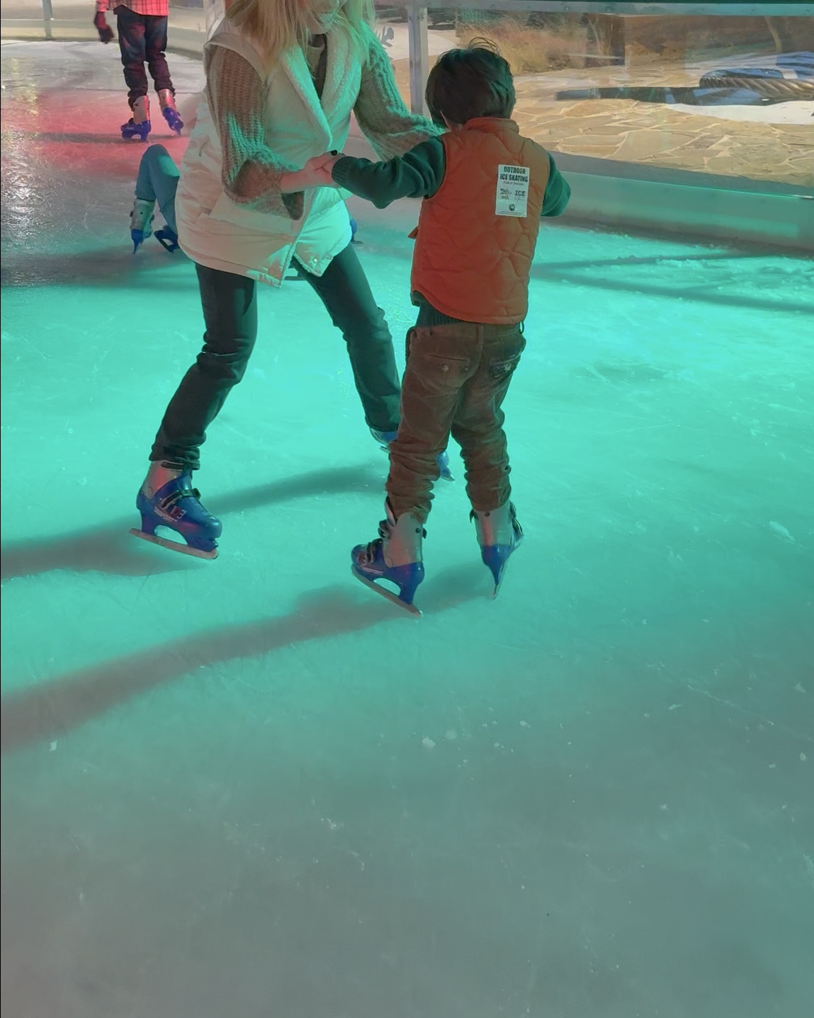 Tonight’s outfit for ice skating (this vest is REVERSIBLE!!)



#LTKdayinmylife #LTKBeauty #LTKSeasonal