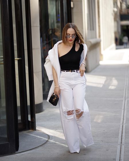 𝒲𝒽𝒾𝓉𝑒  𝒹𝑒𝓃𝒾𝓂 👖🤍 The secret to any chic capsule wardrobe is a go-to pair of white denim. This wide-leg, high-rise option by @hudsonjeans fits like a glow and elongates your legs. It's my third pair by #HudsonJeans, and I can't recommend it enough!

Shop this look: 



#LTKFind #LTKSeasonal #LTKstyletip