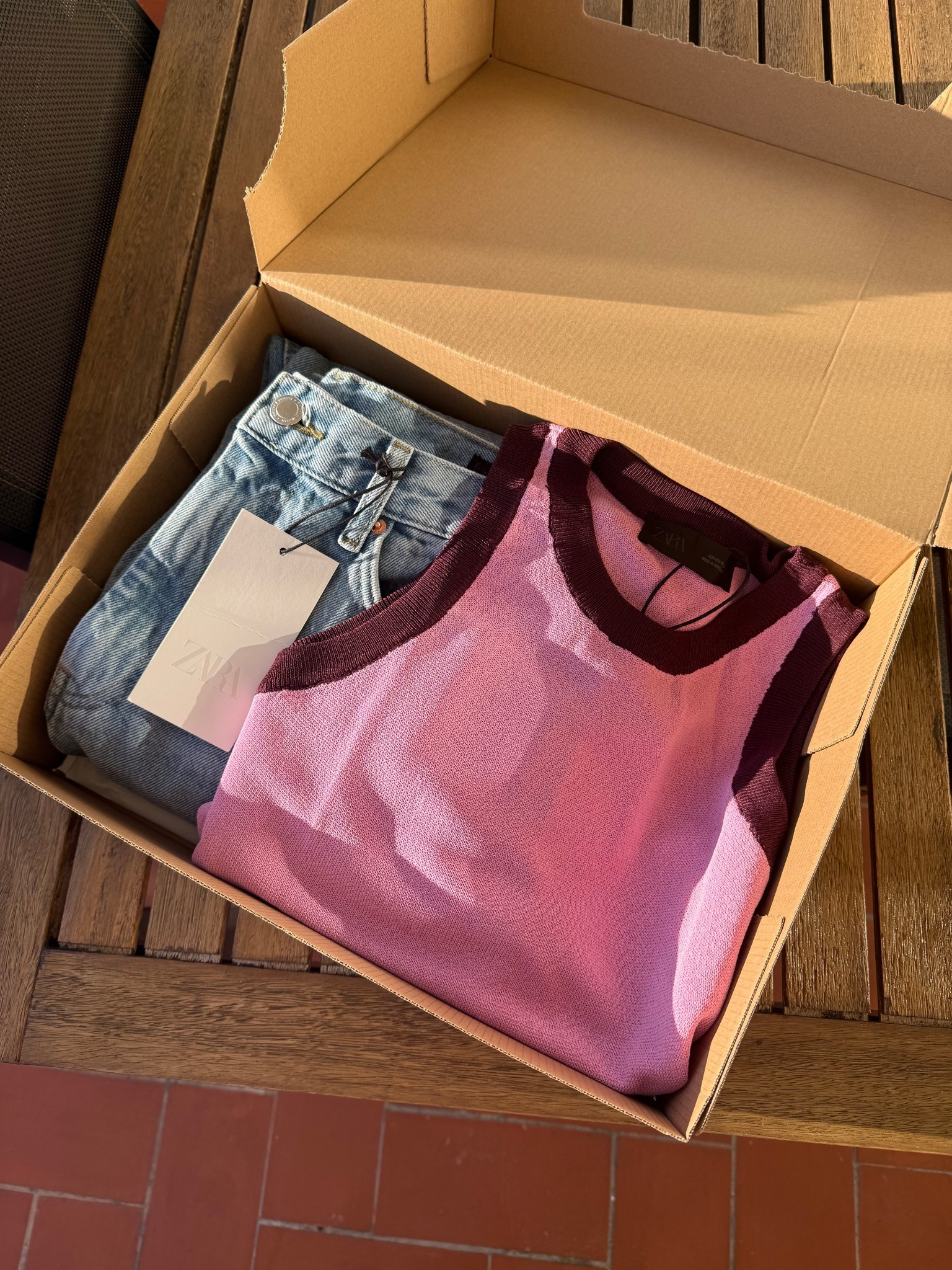 ZARA PINK CONTRAST TANK🌸
Tags: lightweight tshirt burgundy red trim detail barrel jeans light was tapered high waist chic women’s everyday capsule wardrobe basic ootd Barcelona style summerr

#LTKspring #LTKstyletip #LTKsummer