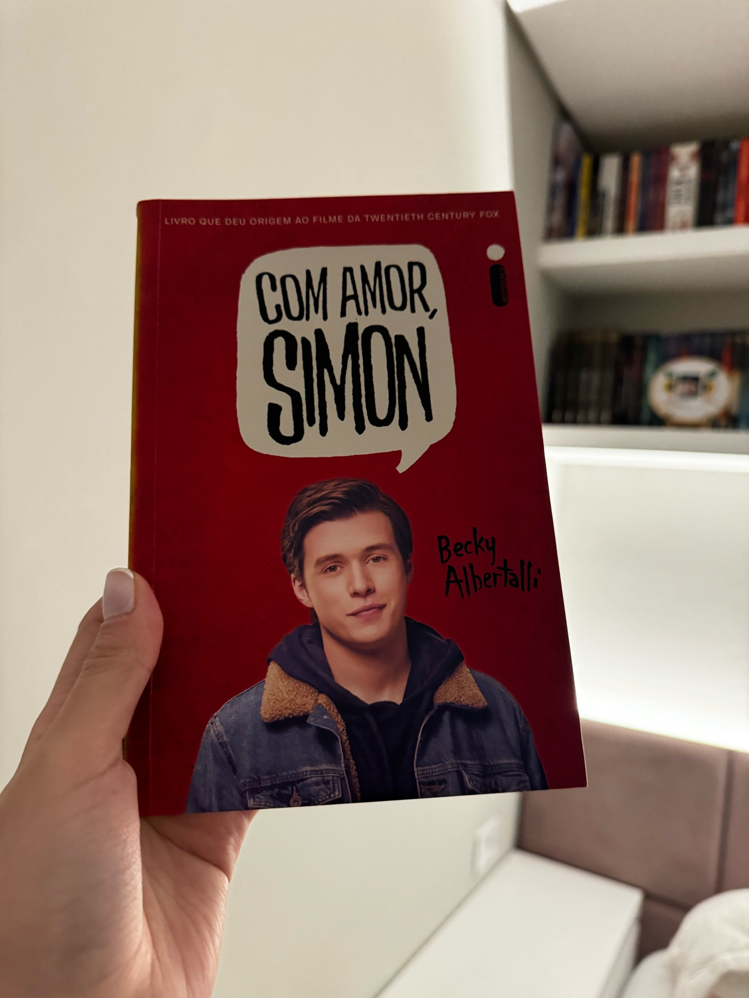 “Agora, a adaptação do romance chega às telas de cinema com Nick Robinson, de Jurassic World , no papel de Simon, e Katherine Langford, protagonista de 13 Reasons Why . Simon Spier tem dezesseis anos e é gay, mas não conversa sobre isso com ninguém. Ele não vê problemas em sua orientação sexual, mas rejeita a ideia de ter que ficar dando explicação para as pessoas ― afinal, por que só os gays têm que se apresentar ao mundo? Enquanto troca e-mails com um garoto misterioso que se identifica como Blue, Simon vai ter que enfrentar, além de suas dúvidas e inseguranças, uma chantagem inesperada"

#LTKover50style #LTKgiftguide #LTKstyletip
