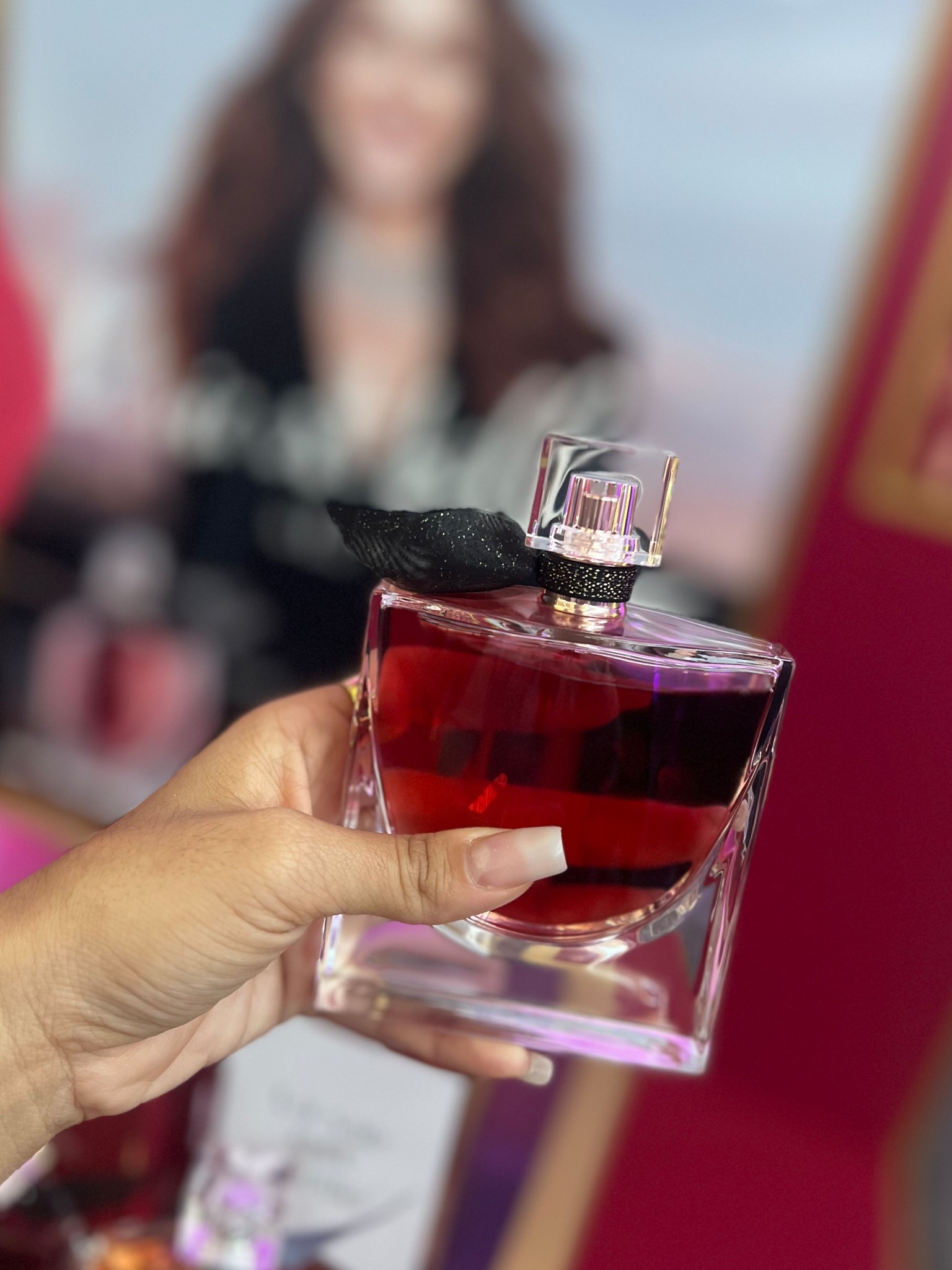 LA VIE EST BELLE ELIXIR ❤️

Melhor fragrância que já senti!!! Um perfume que traz a sensação de flutuar entre flores e frutas, da vontade de sorrir, ele ficou na minha pele o dia todo, e eu não me canso de sentir.

#LTKdicadeestilo #LTKbeleza #LTKbrasil