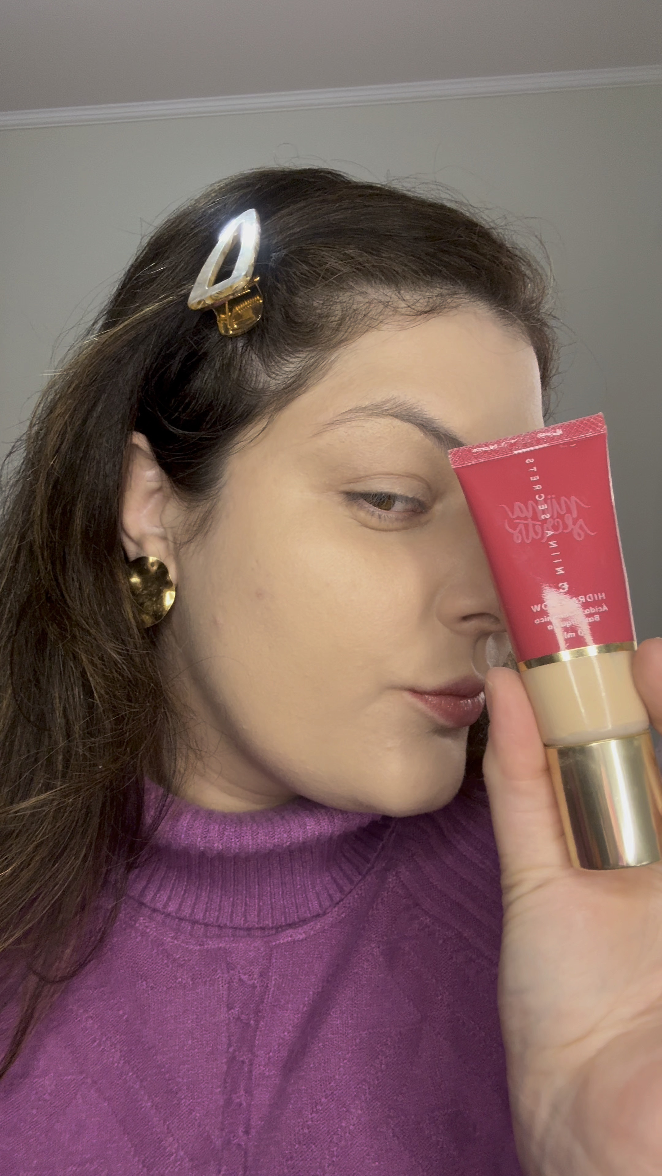 Tá, mais e essa base com cara de pele? Essa é minha base favorita, a Hydra Glow da  Niina Secrets com Eudora!

Ele tem cobertura média, acabamento glow, é hidratante, não é oleosa e dá certo em qualquer tipo de pele! 

Minha cor é a 00 e eu sempre selo com pó.

Deixei várias opções de loja para vc encontrar essa base nesse post. 
#base #maquiagem 

#LTKbeleza #LTKbrasil