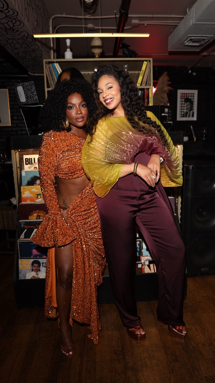 Modest never gave boring 😏 here’s another modest date night outfit for you sis whether you’re out with your boo, a new thing, or your girls 🫶🏽 @andreaiyamah is always gonna give us color & SHAPE which was perfect for celebrating @tiarramonet cover reveal! 🙌🏽comment “shop” for this look to be sent to your DMs ✨

#modestfashıon #datenightoutfit #nightouttfit