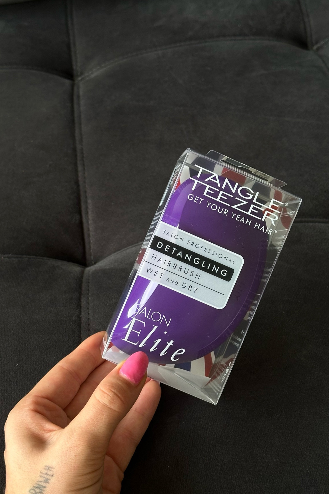 Escova para cabelos de textura média. Tangle Teezer Salon Elite é das escovas mais amadas pelos profissionais de beleza para desembaraçar os fios de suas clientes. Com seu design inovador e ergonômico, essa escova se ajusta perfeitamente à mão, permitindo um desembaraço fácil, eficiente e sem esforço. Seu formato côncavo garante melhor aderência ao couro cabeludo.

