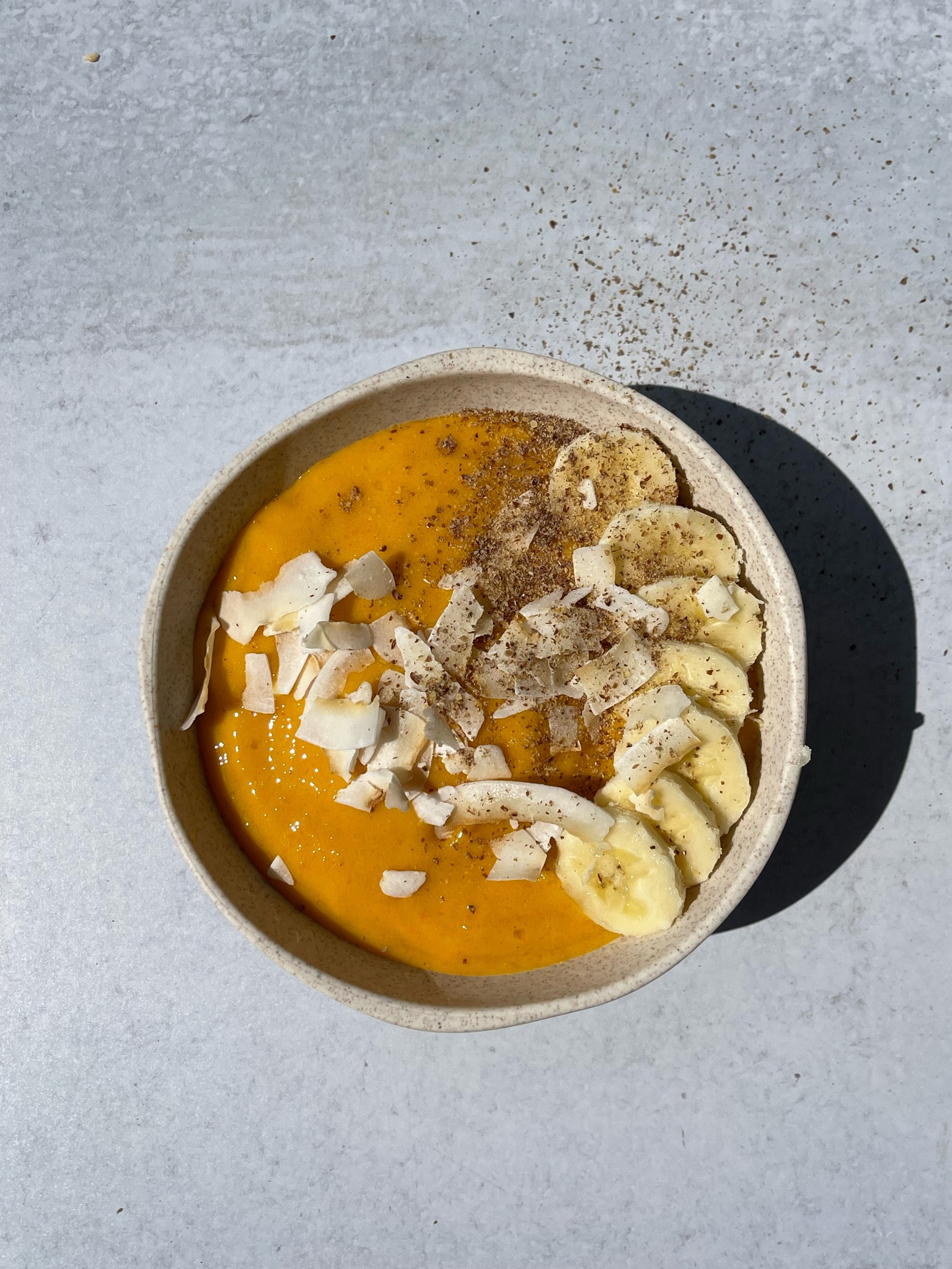MANGO SMOOTHIE BOWL: blend 1 mango, 1 banana, 1/2 cup shredded carrots, 1 cup almond milk and ice until smooth. Add to a bowl and top with coconut chips, bananas and growing flax seeds 

#blenders #recycledbowls #bowls #smoothie #smoothiebowls

#LTKfamily #LTKhome #LTKunder50