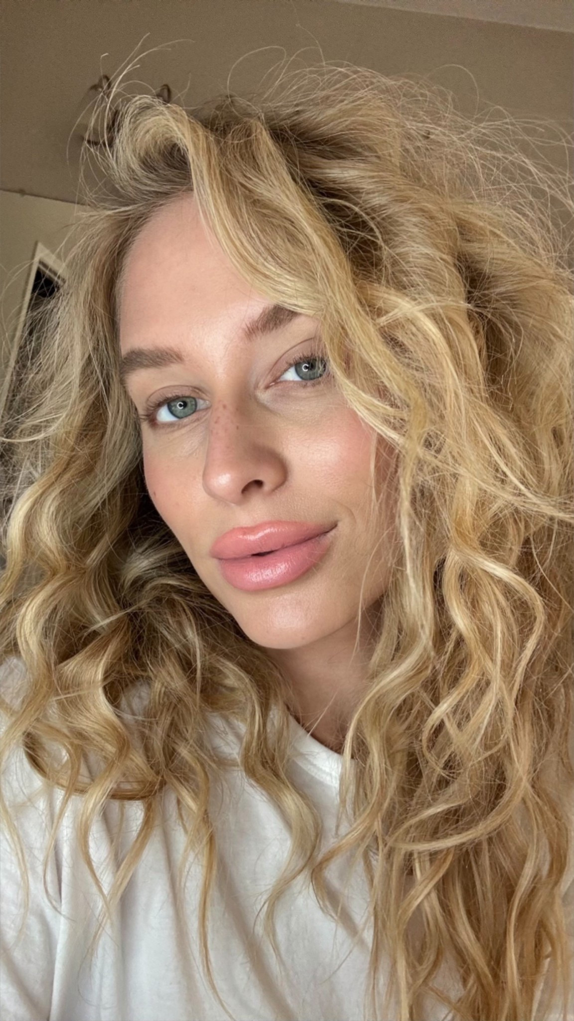 Love the face makeup and no eye makeup thing happening 😍

#LTKBeauty