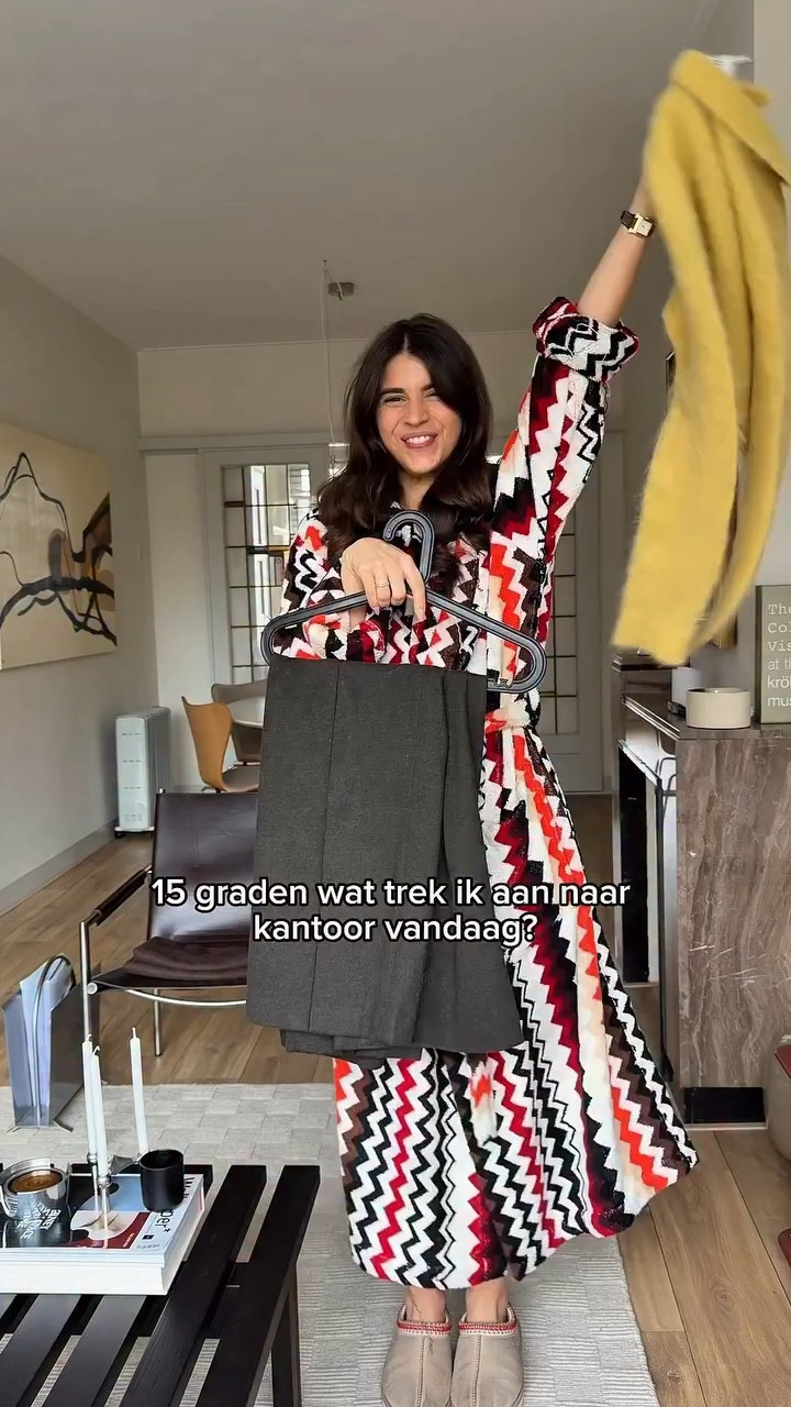 15 graden, wat trek ik aan naar kantoor vandaag? OMG 🥹Ik ben zo blij!!! Oké het is in de ochtend nog fris, dus ik werk met lagen, maar wel met een leuke gele kleur. Wil je ergens links van? Laat het weten in de comments! Wat vind je ervan?
