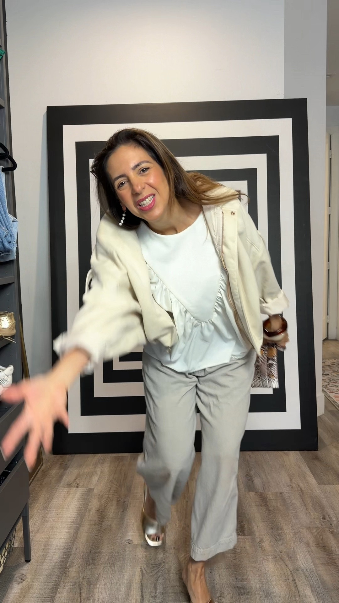 Quedan tan bonitas estas camisas. 
El detalle arruchadito es súper lindo, la tela muy fresca … se ve bien diferente. 

Lo único como te dije tienes que tener alguien que te ayude para cerrarlo atrás … pero igual me encantó … 

Y con esa variedad de colores es muy difícil escoger una!