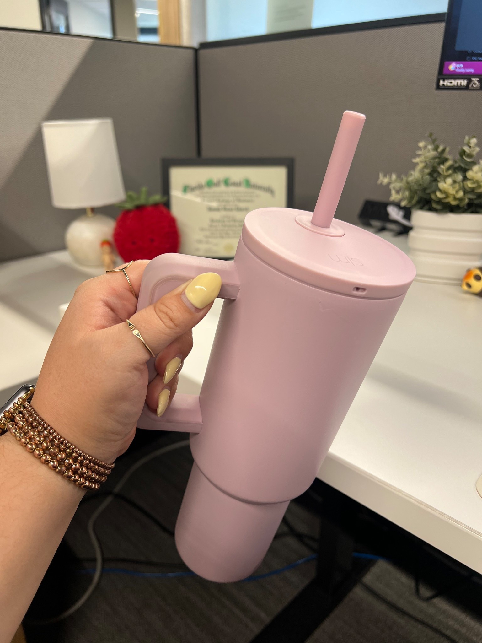 If you know me, you know I’m ALWAYS adding a new cup to my rotation (I have a problem). But lately I’ve been loving this lilac color from SimpleModern😍

#LTKFindsUnder100 #LTKFindsUnder50 #LTKHome