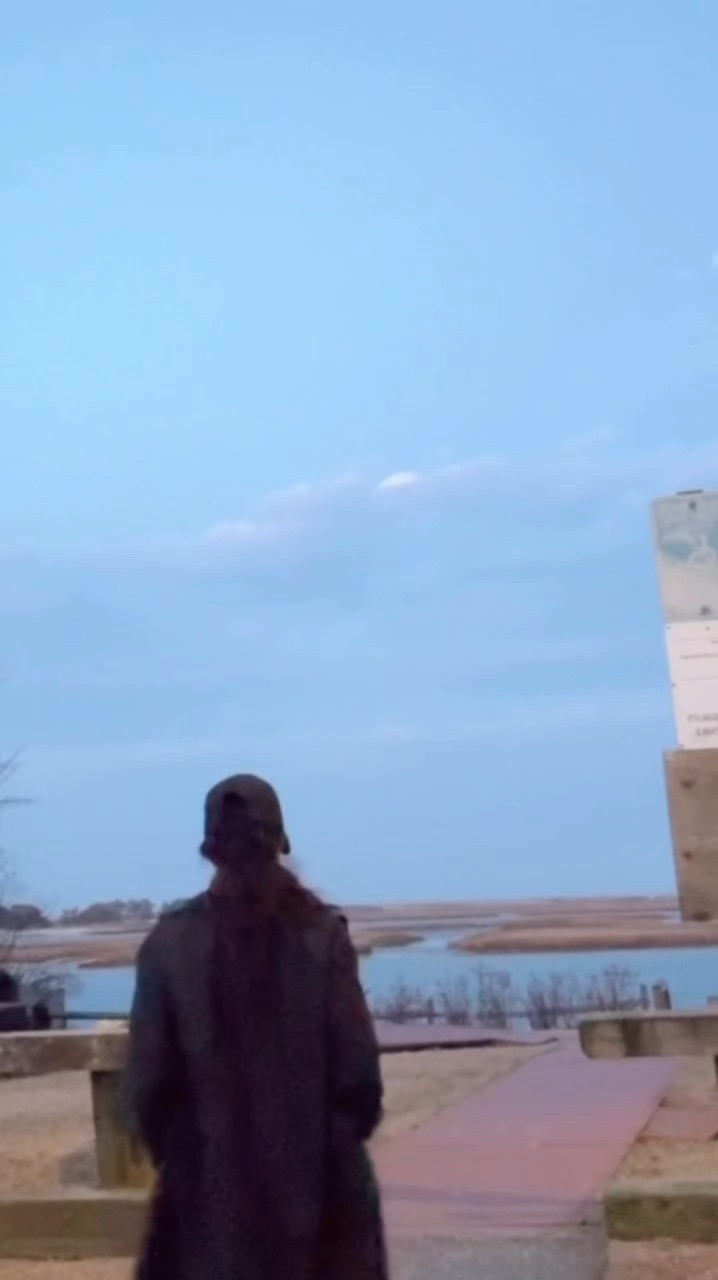 Nothing Beats Being By The Sea..🌊
Wearing @alo Accolade Pullover, @aritzia Sweatpants, @alo Throwback Socks, @newbalance 530’s , @hm Jacket 

#athleisurewear #aloyoga #newbalance #ootd #capevibes #oceanvibes #fashioninfluencer #celebrityfashionstylist #likeitkit

#LTKActive #LTKU #LTKWatchNow