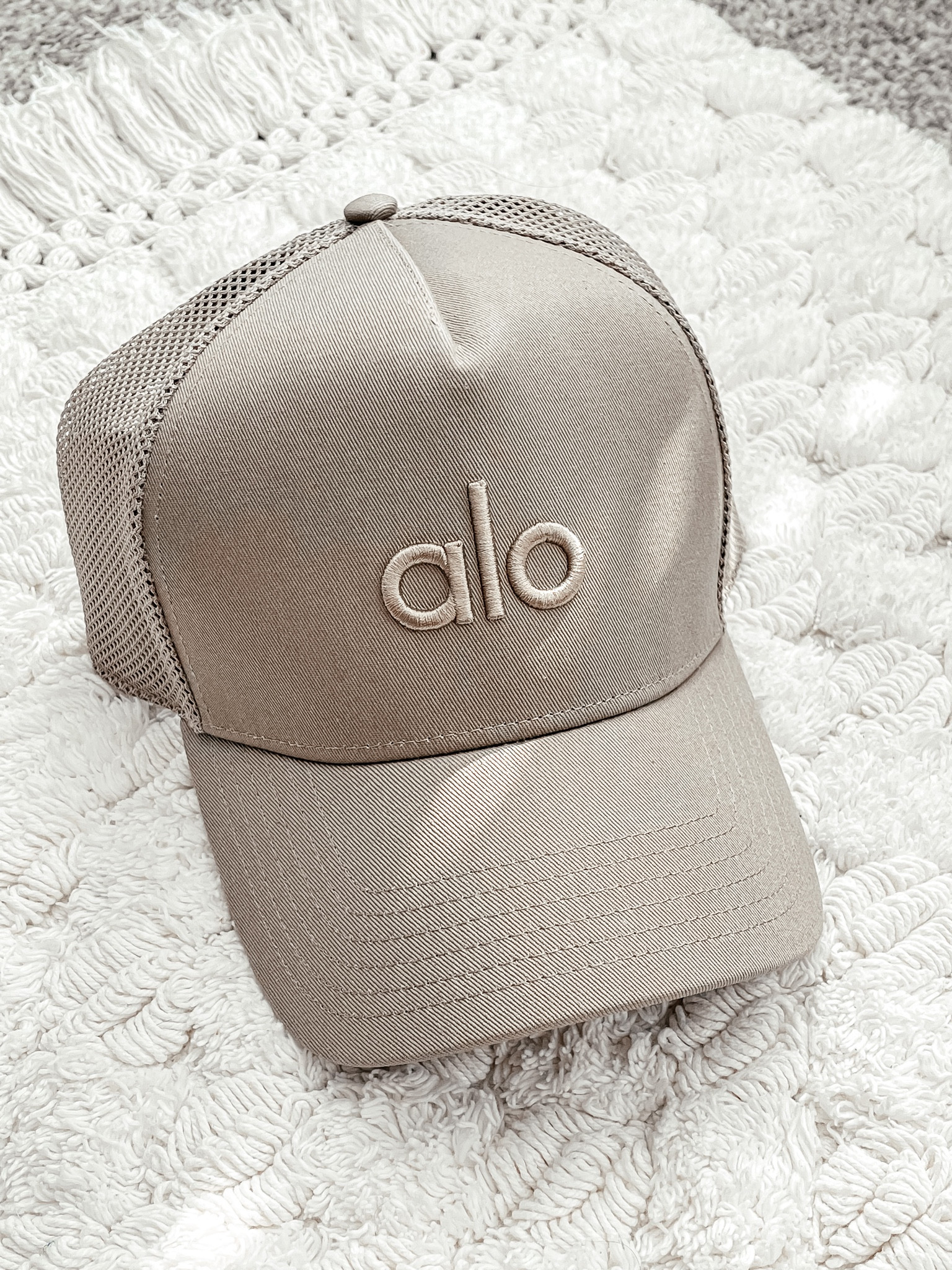 ★alo★ District Trucker Hat ベージュ District Trucker Hat - Gravel | ALO